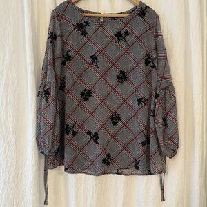 Roz & Ali Women’s Size 1X Top 3/4 Sleeves Black White Red Floral Velvet Burnout